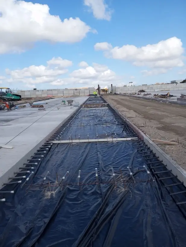 Pist betonu öncesi geomembran serimi ve dowel (yük aktarma çubuğu) montajı