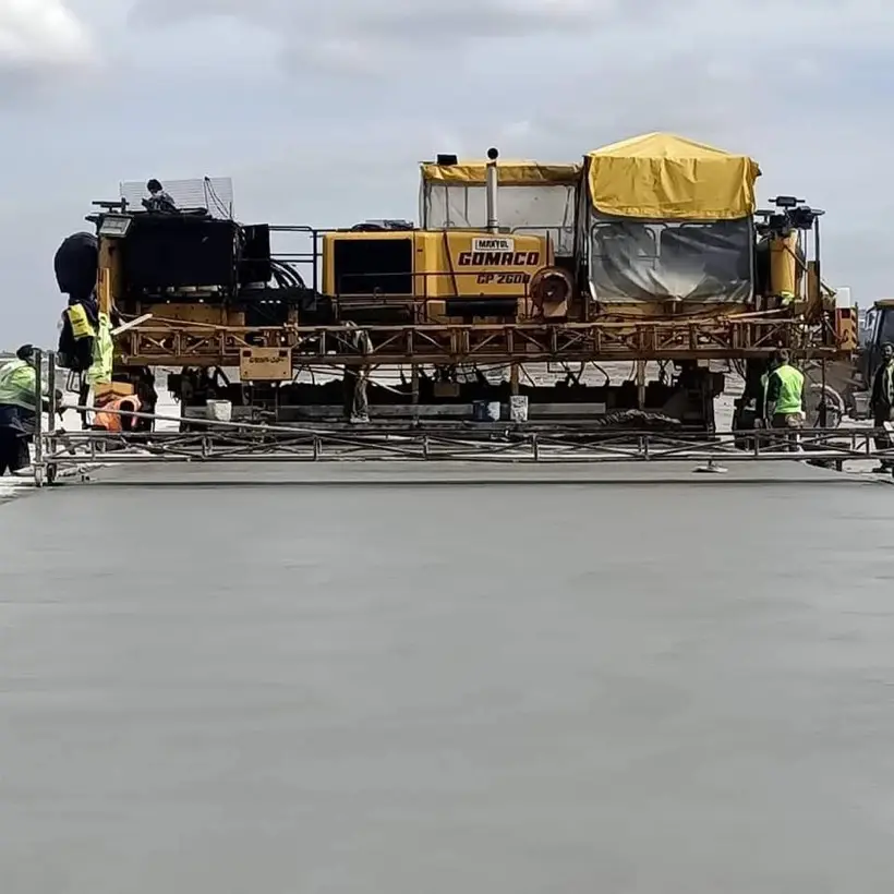 GOMACO kayar kalıplı finisher ile apron beton serimi