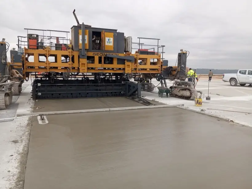 Slipform paver ile sürekli beton döküm operasyonu